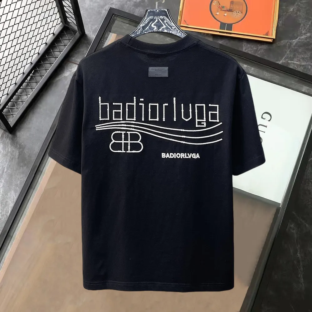 Balenciaga's high-end top-quality products 🐮2026 Spring and Summer New Arrival first counter, the latest New Arrival short-sleeved round neck T-shirt, Premium customized design, avant-garde and fashionable! Brand logo heavy craftsmanship design Premium customized 260g fabric. Soft to the touch. Comfortable to wear. Counter-level exquisite stitching. Fine workmanship. The upper body effect is incomparably handsome! A must-have item for men and women with the same style! Sizes: S~XXL When placing an order, please state your height and weight. The maximum wearing size is 210 pounds (one size larger)